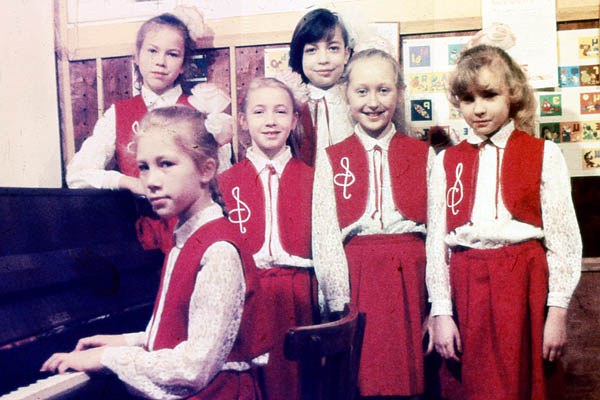 Шиманаева Жанна, Наточеева Евгения, Голикова Ирина, Кукшалова Аня, Гришнова Ольга, за фортепиано Лившиц Оля.