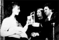 рий Иванов, президент фестиваля Крок-3, вручает Ольге Лившиц награды фестиваля